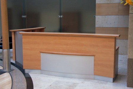 recepciós_pult_gyártás_beépítés