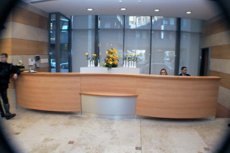 recepciós_pult_tervezés_gyártás_beépítés