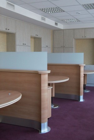 banki_referensi_asztalok_gyártás_beépítés_(Budapest)