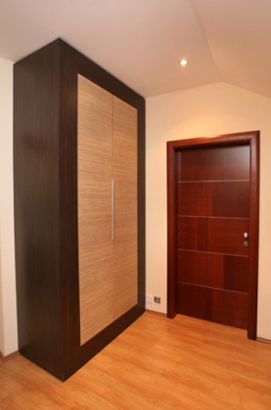 beépített_szekrény_és_beltéri_furnéros_ajtó_egyedi_tervezés_gyártás