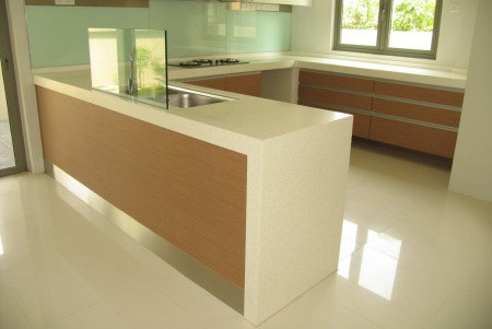 beépített_konyhabútor_akril_munkalap_egyedi_tervezés_gyártás