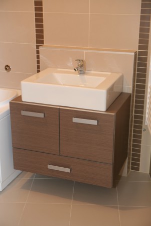 fürdőszoba_bútor_beépített_mosdópult_egyedi_tervezés