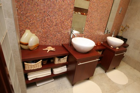 egyedi_tervezésű_fürdőszoba_mosdópult_beépített:polcok