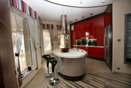 konyhabútor_magasfényű_piros_és_konyhasziget__ezüst_fehér_színben_egyedi_tervezés