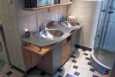 beépített_fürdőszoba_bútor_mosdópult_egyedi_tervezés_gyártás_