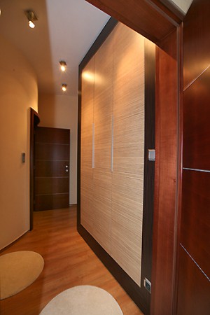 beépített_szekrény_és_beltéri_furnéros_ajtó_egyedi_tervezés_gyártás