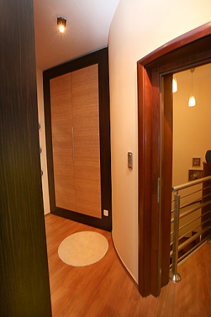 beépített_bútor_és_beltéri_furnéros_ajtó_egedi_tervezés_gyártás