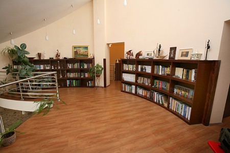 beépített_íves_furnéros_bútor_egyedi_tervezés_gyártás